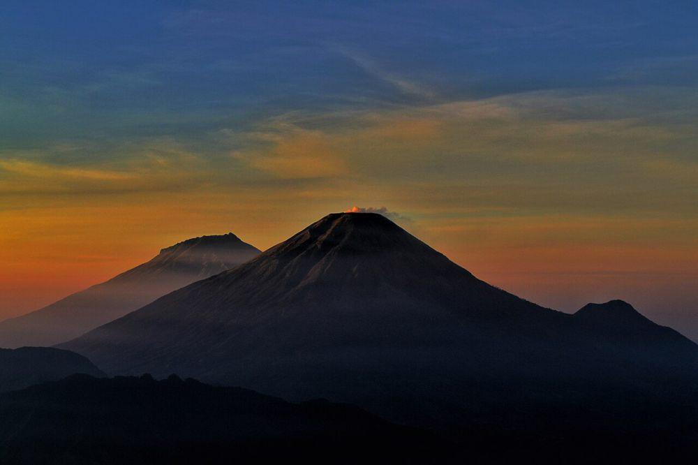 5 Gunung Stratovolcano  di Pulau Jawa, Puncak Kerucutnya Memukau!