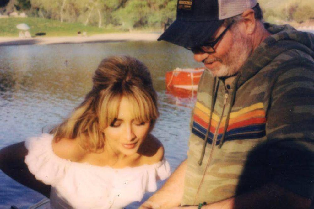 Sabrina Carpenter di set video klip single "Espresso" (instagram.com/sabrinacarpenter)