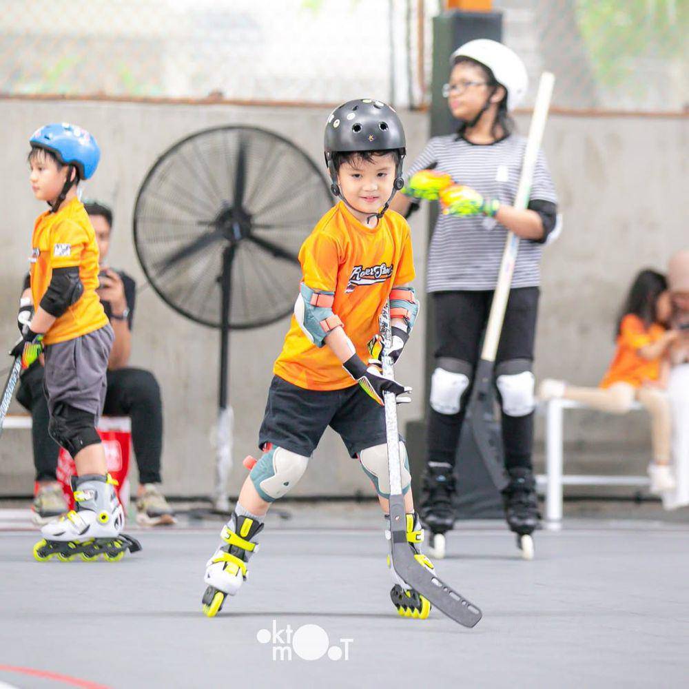 anak Putri Titian bermain hoki (instagram.com/putrititian)