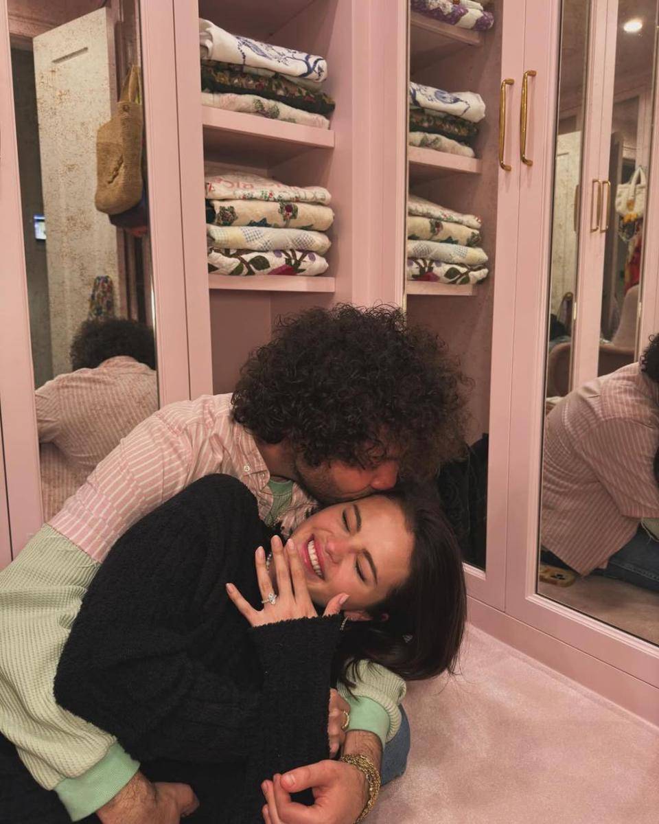 Selena Gomez dilamar Benny Blanco (instagram.com/selenagomez)