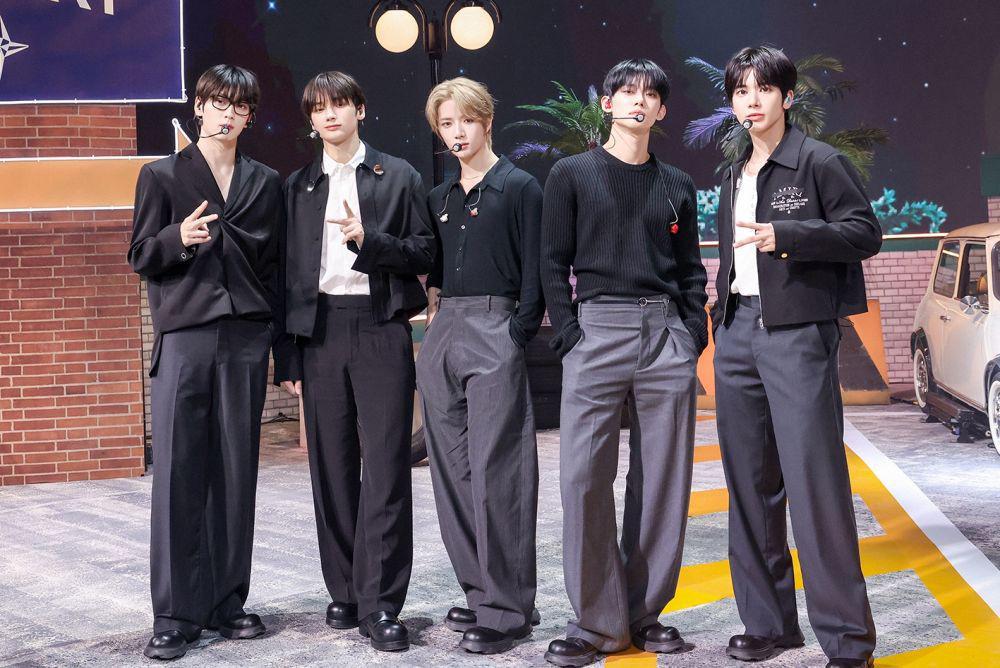 [QUIZ] Siapa Boyband HYBE yang Bakalan Menghias Pohon Natal Bareng Kamu?