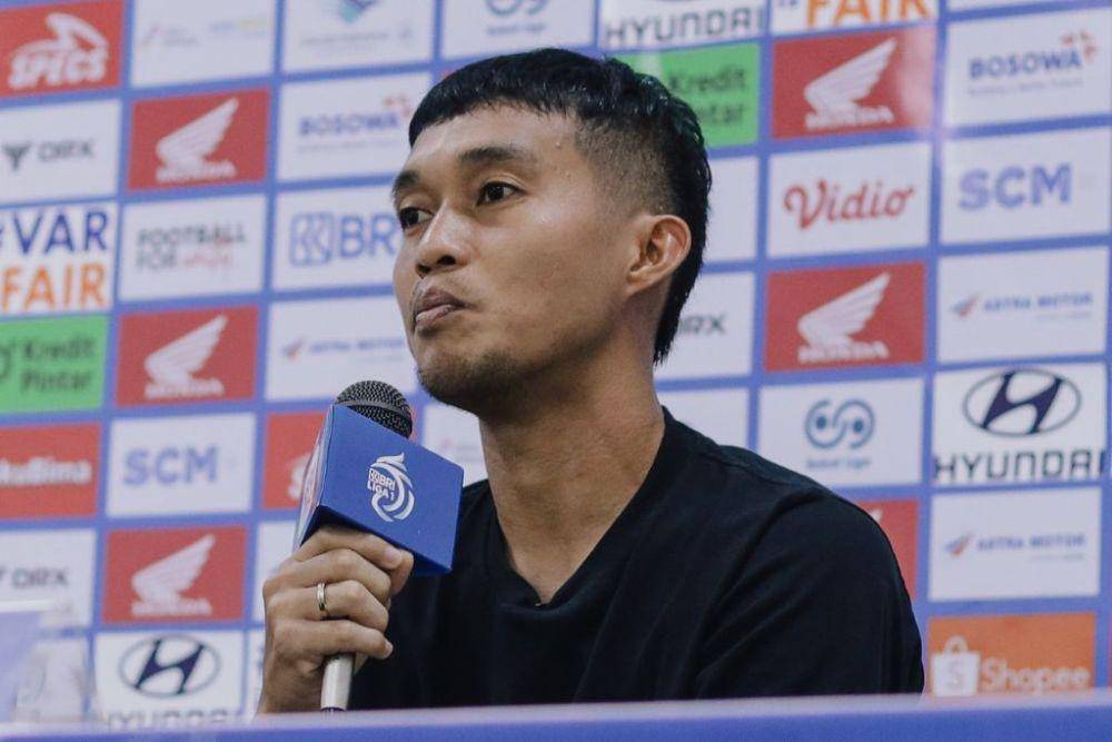 Pemain PSM Makassar, Akbar Tanjung, dalam sesi jumpa pers pra-pertandingan melawan PSS Sleman pada Kamis 12 Desember 2024. (X.com/PSM_Makassar)