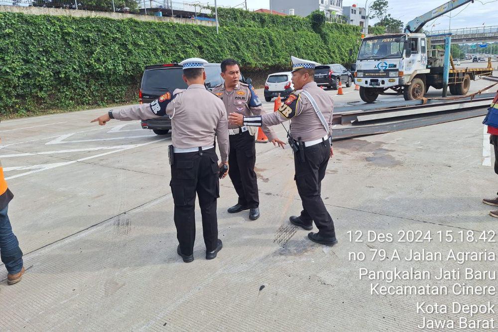 Pengemudi XForce yang Tabrak Truk Muatan Baja Alami Luka di Kepala