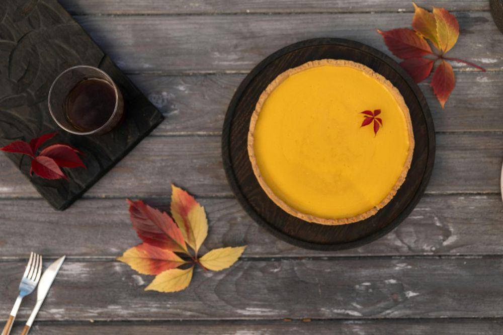 ilustrasi pie labu (pexels.com/KATRIN BOLOVTSOVA)