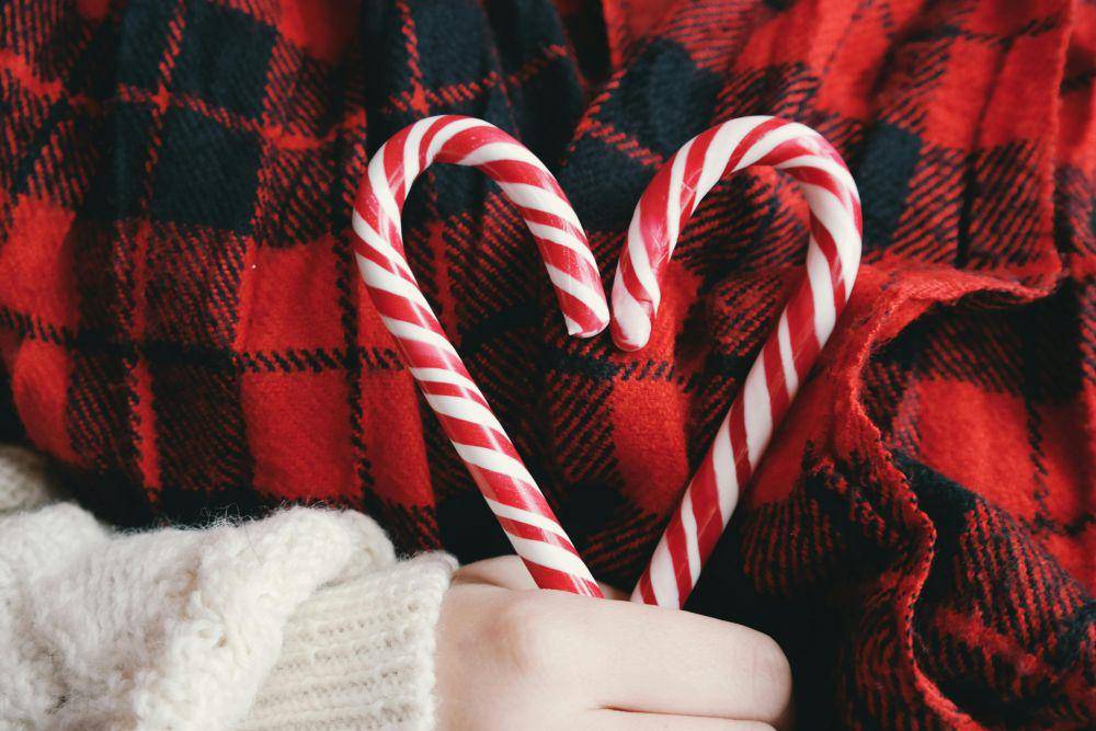 ilustrasi candy cane (pexels.com/Brigitte Tohm)