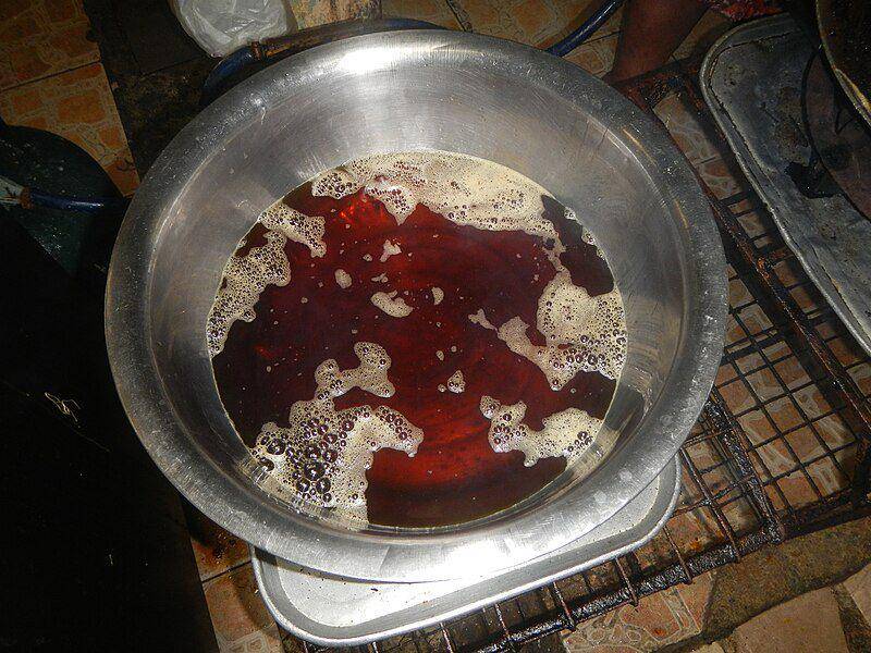 Warnanya menjadi gelap dan berbusa adalah beberapa tanda kalau minyak goreng sudah tidak boleh digunakan lagi. (commons.wikimedia.org/Judgefloro)