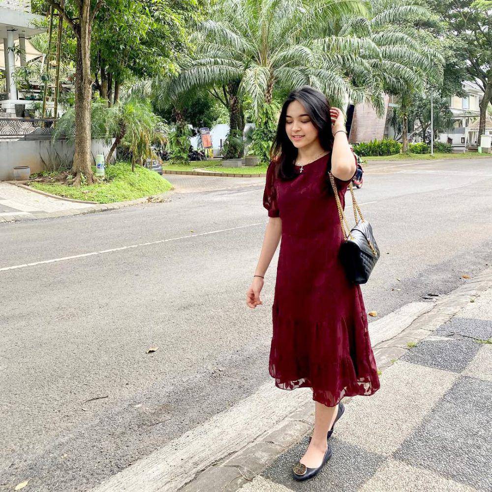 OOTD minimalis nuansa merah untuk rayakan natal (instagram.com/elsaajapasal)