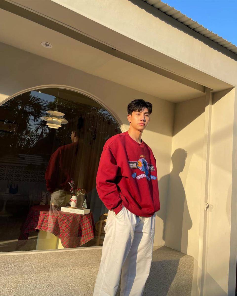 OOTD kasual nuansa natal ala Mond Tanutchai (instagram.com/mond_tanutchai)