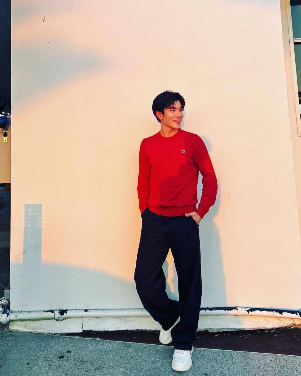 OOTD kasual nuansa natal ala Fourth Nattawat (instagram.com/fourth.ig)