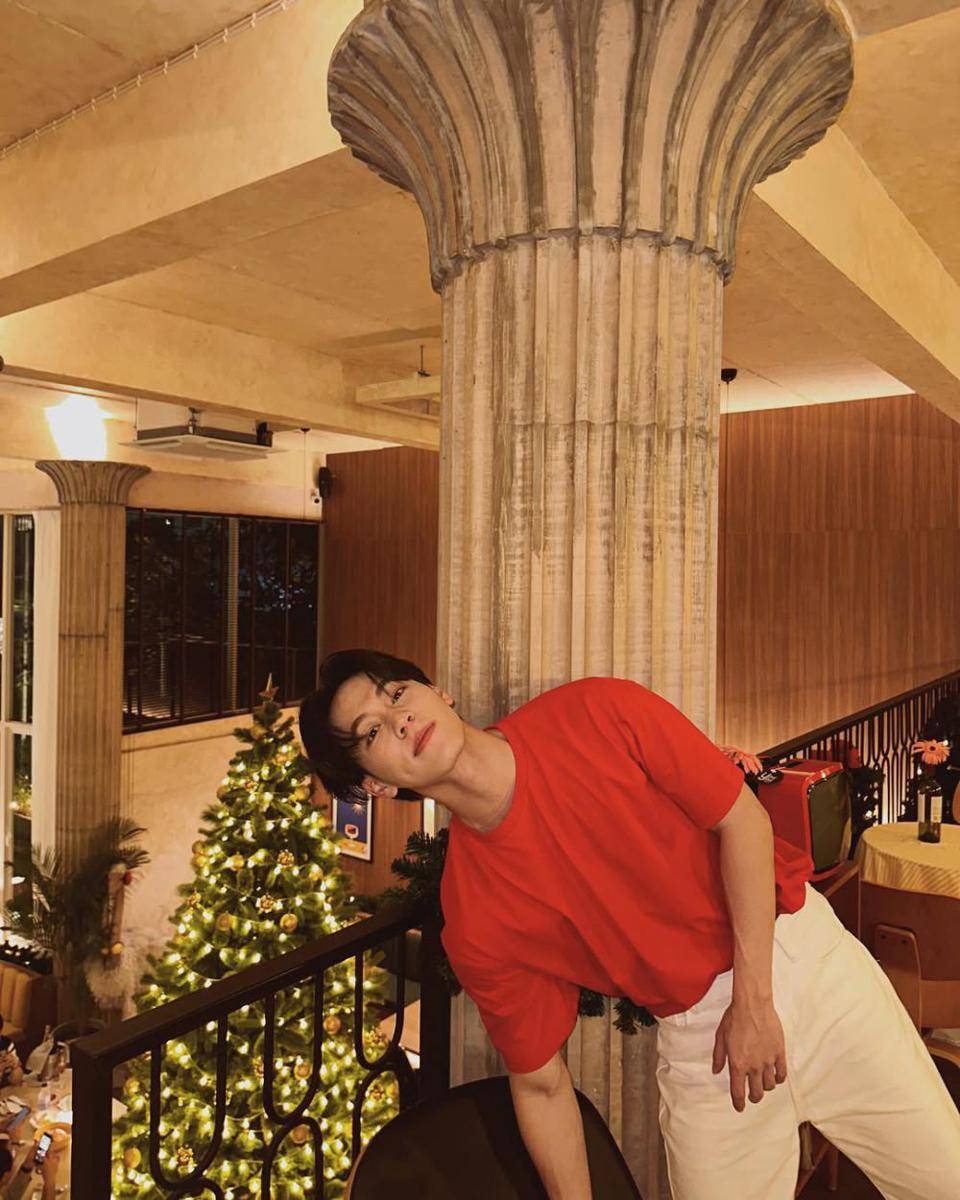 OOTD kasual nuansa natal ala War Wanarat (instagram.com/warwanarat)