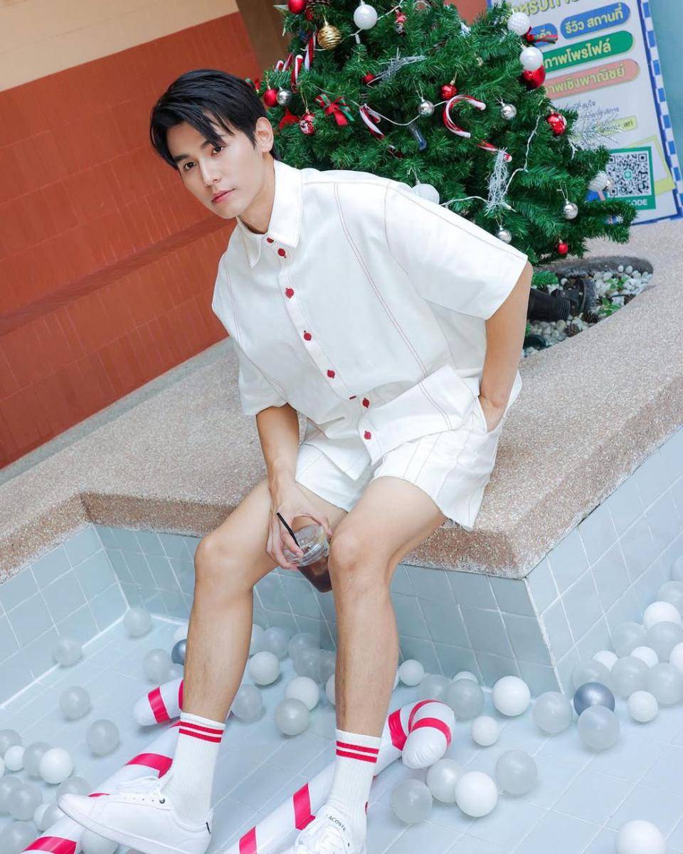 OOTD kasual nuansa natal ala Ja Phachara (instagram.com/jjaajaaaa)