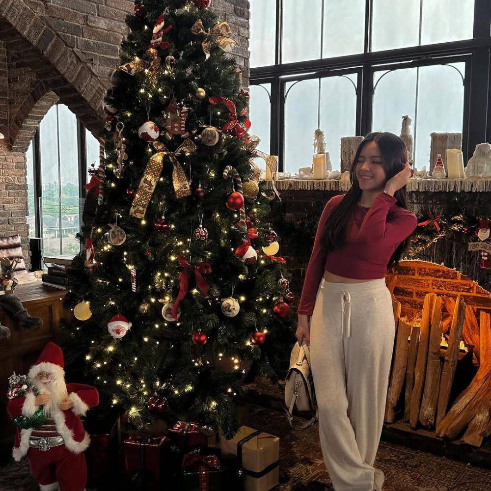 OOTD minimalis nuansa merah untuk rayakan natal (instagram.com/elsaajapasal)