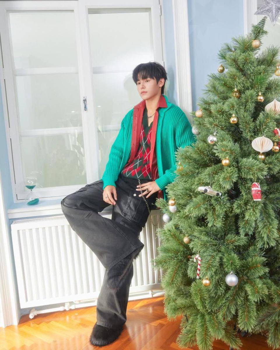 OOTD kasual nuansa natal ala Ja Phachara (instagram.com/jjaajaaaa)