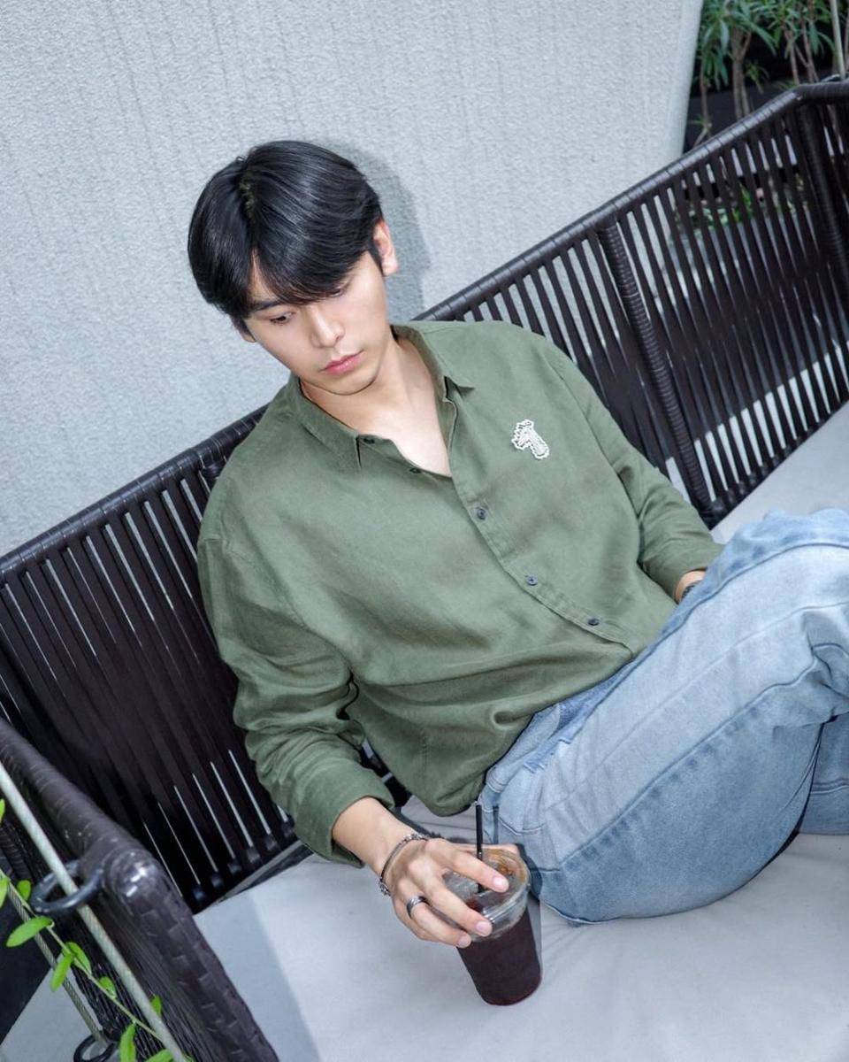 OOTD kasual nuansa natal ala Ja Phachara (instagram.com/jjaajaaaa)