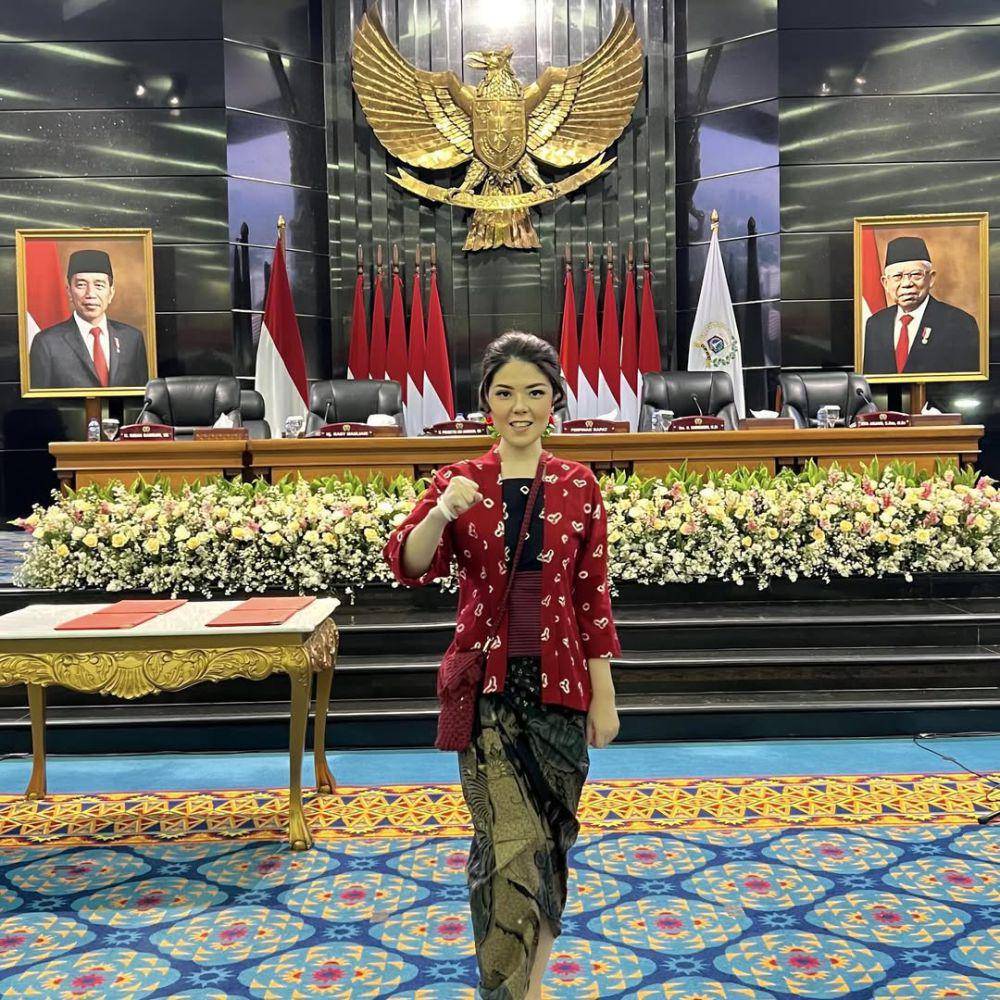 OOTD minimalis nuansa merah untuk rayakan natal (instagram.com/tinatoon101)