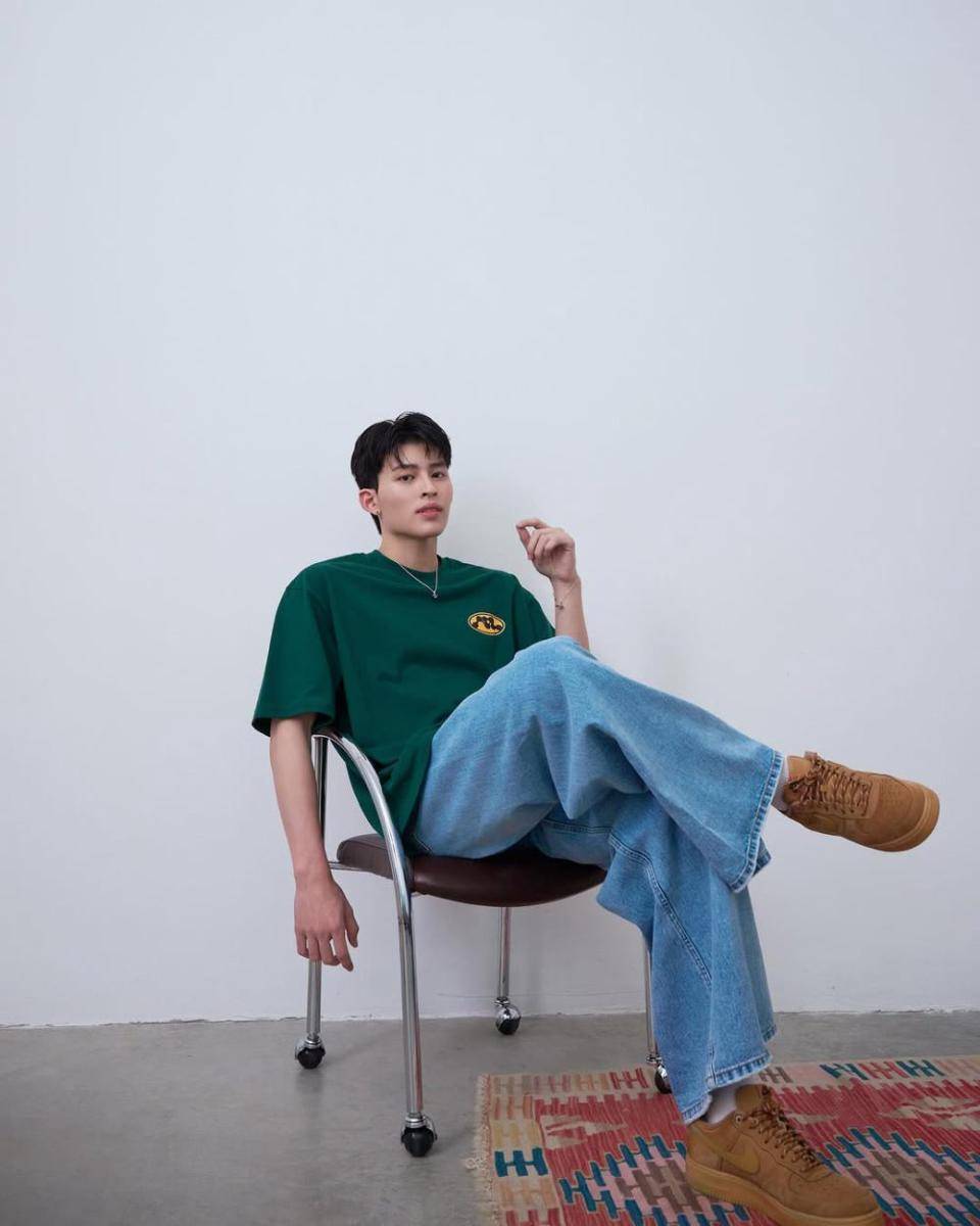 OOTD kasual nuansa natal ala Pond Naravit (instagram.com/ppnaravit)