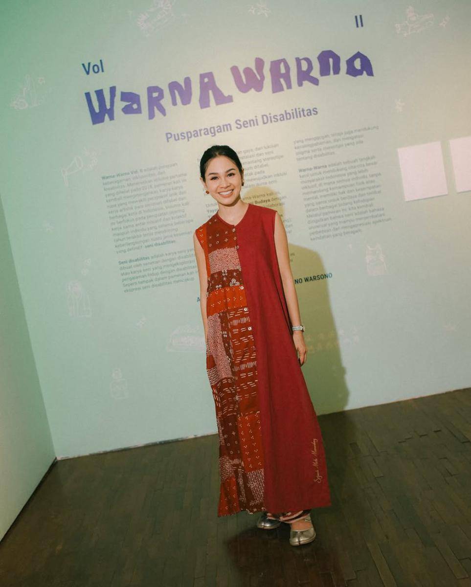 OOTD minimalis nuansa merah untuk rayakan natal (instagram.com/ andienaisyah)
