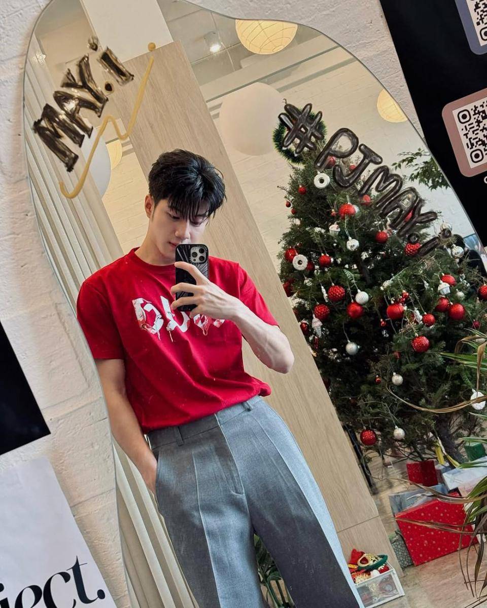 OOTD kasual nuansa natal ala Bank Nuttawatt (instagram.com/bank_nuttawatt)