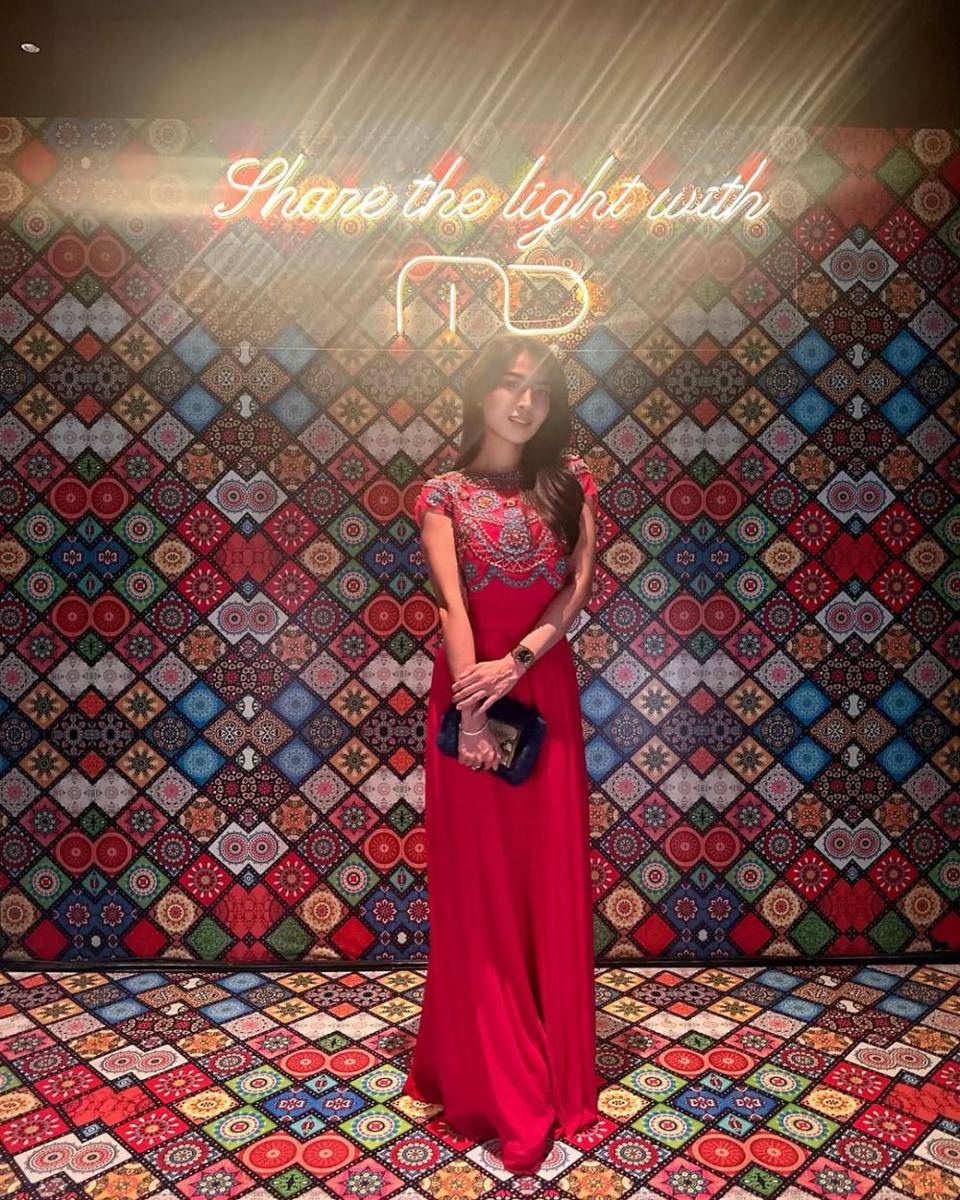 OOTD minimalis nuansa merah untuk rayakan natal (instagram.com/linapriscilla)