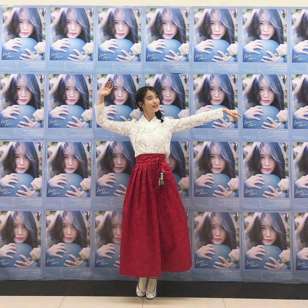 OOTD minimalis nuansa merah untuk rayakan natal (instagram.com/dlwlrma)
