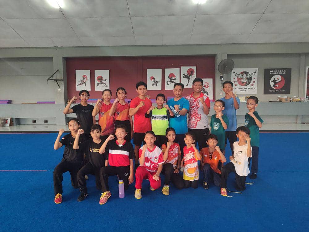 Program latihan bersama juri dan pelatih nasional, I Nyoman Satriayuda (tengah, berdiri, baju biru). (dok. pribadi/Ari Budiadnyana)