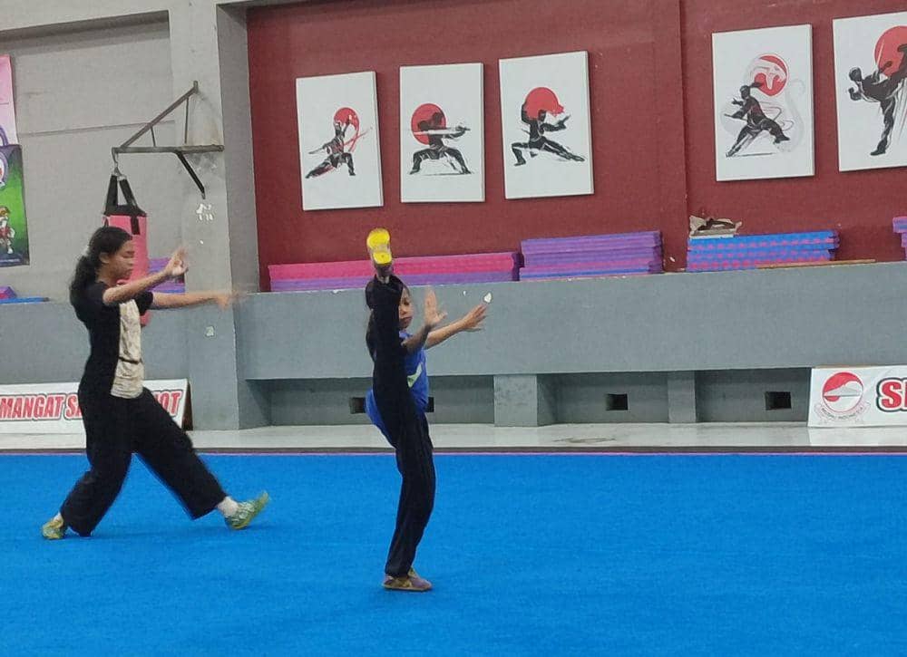 Atlet wushu junior Kota Denpasar sedang berlatih bersama di Darma Sport Centre. (dok. pribadi/Ari Budiadnyana)