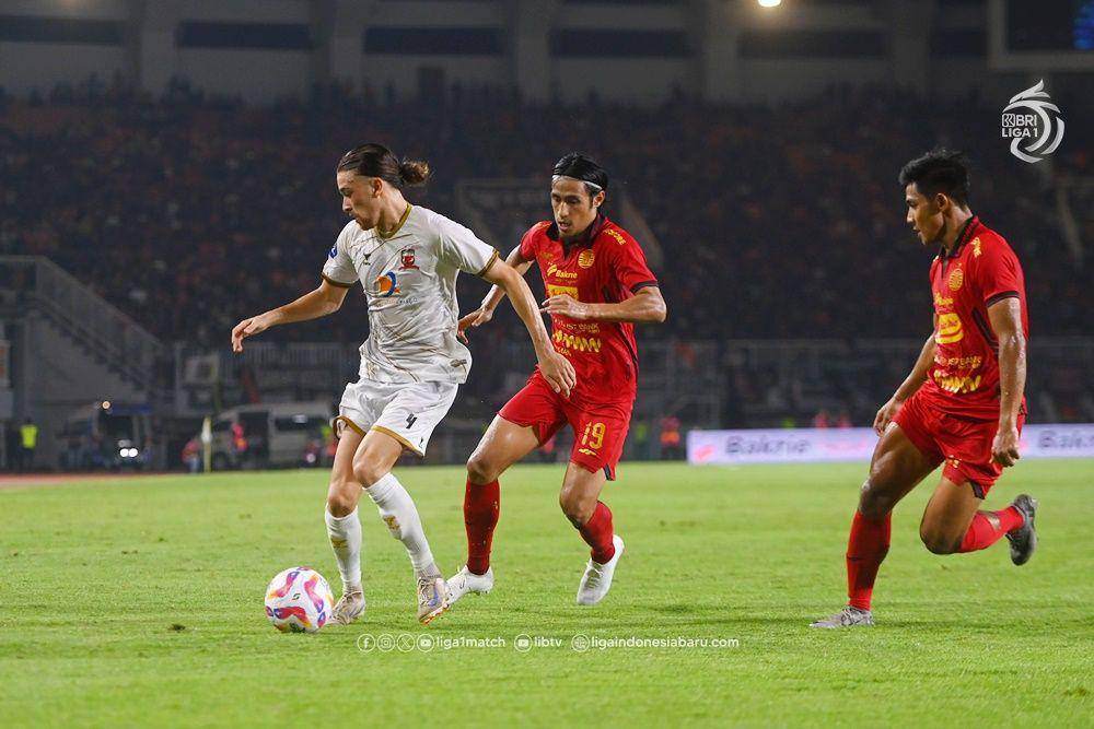 Pemain Madura United, Wehrmann (jersey putih) akan kembali diandalkan kala bersua Borneo FC, Sabtu (14/12/2024) malam. (Dok. PT LIB)