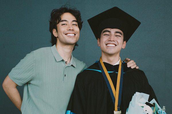 7 Potret Wisuda S2 Vadie Akbar, Spesial Ditemani Istri