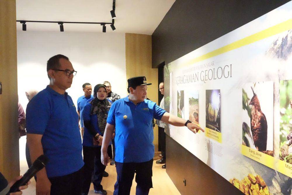 Pj Bupati Bogor Bachril Bakri bersama Ketua Badan Pengurus Geopark Halimun Salak Ajat Rochmat Jatnika, Kamis (12/12/2024). (Humas Pemkab Bogor).