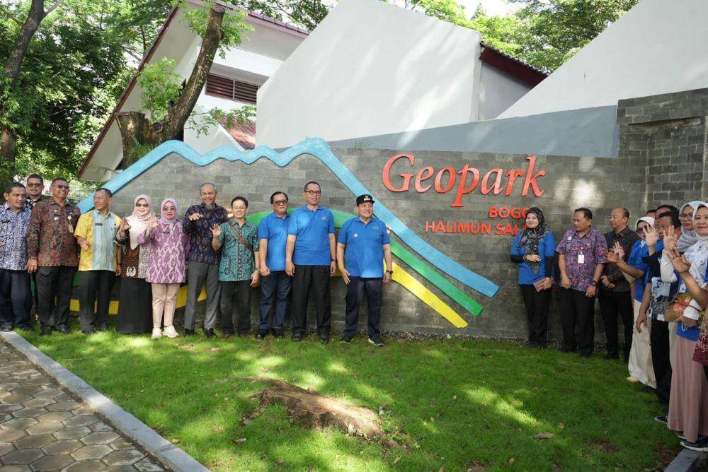 Jajaran Pemkab Bogor berfoto di Geopark Bogor Halimun Salak, Kamis (12/12/2024). (Humas Pemkab Bogor).