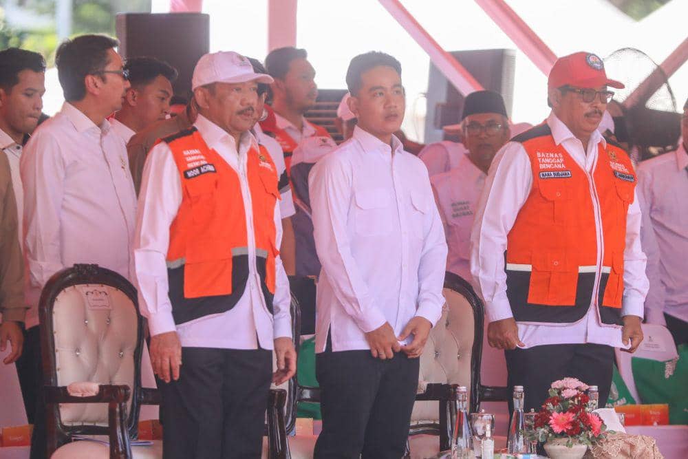 Ketua Baznas RI Noor Achmad, Wapres Gibran Rakabuming Raka dan Pj Gubernur Jateng Nana Sudjana dalam posisi berdiri saat apel kesiapsiagaan relawan Baznas. (IDN Times/Dok Humas Pemprov Jateng)
