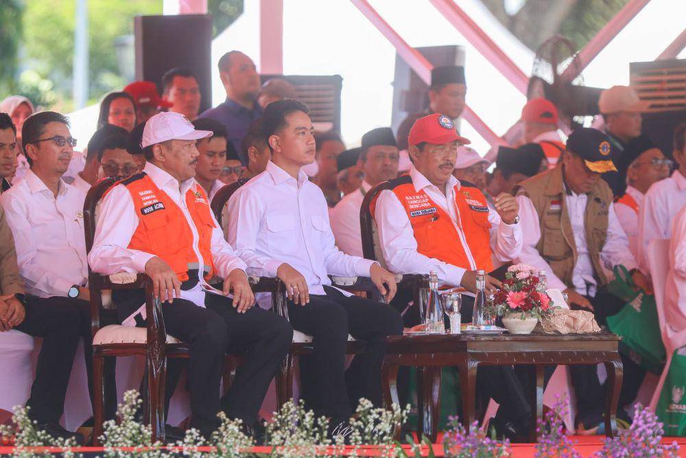 Ketua Baznas RI Noor Achmad bersama Pj Gubernur Jateng Nana Sudjana mendampingi Wapres Gibran Rakabuming Raka saat apel kesiapsiagaan relawan Baznas di Simpang Lima Semarang. (IDN Times/Dok Humas Pemprov Jateng)