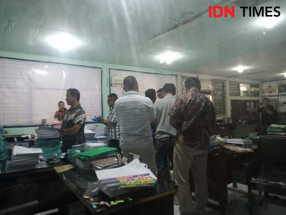 Penyidik Unit Tipikor Satreskrim Polresta Mataram menggeledah ruangan Kabid SMK Dinas Dikbud NTB, Jumat (13/12/2024). (IDN Times/Muhammad Nasir)