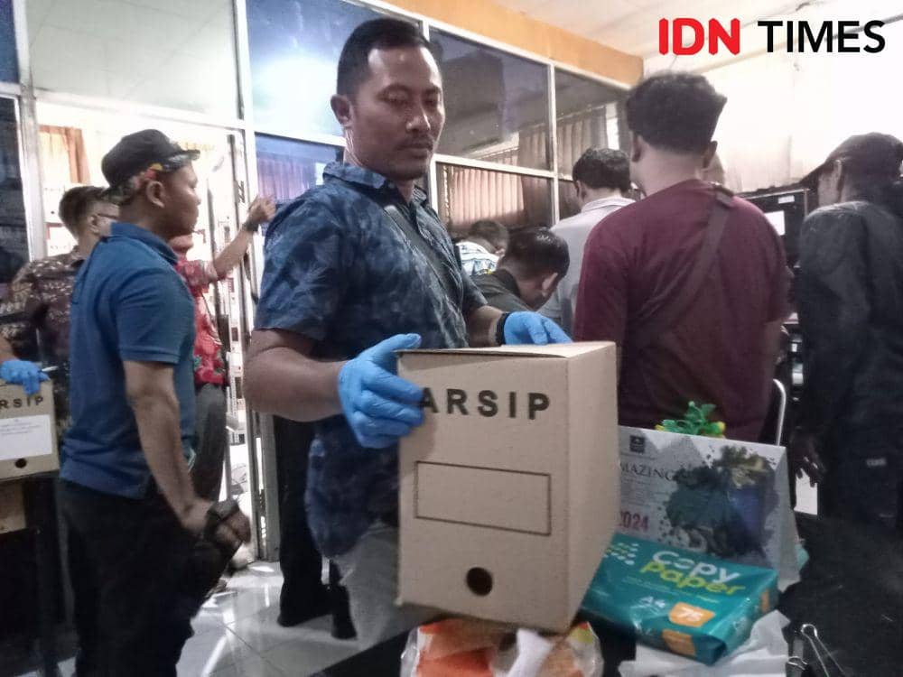 Penyidik Unit Tipikkr Satreskrim Polresta Mataram saat melakukan penggeledahan di ruang Kabid SMK Dinas Dikbud NTB, Jumat (13/12/2024). (IDN Times/Muhammad Nasir)