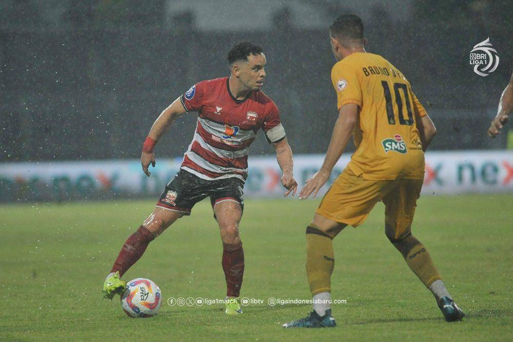 Kapten Madura United, Lulinha (jersey merah putih) bakal kerja keras untuk membongkar pertahanan Borneo FC. (Dok. PT LIB)