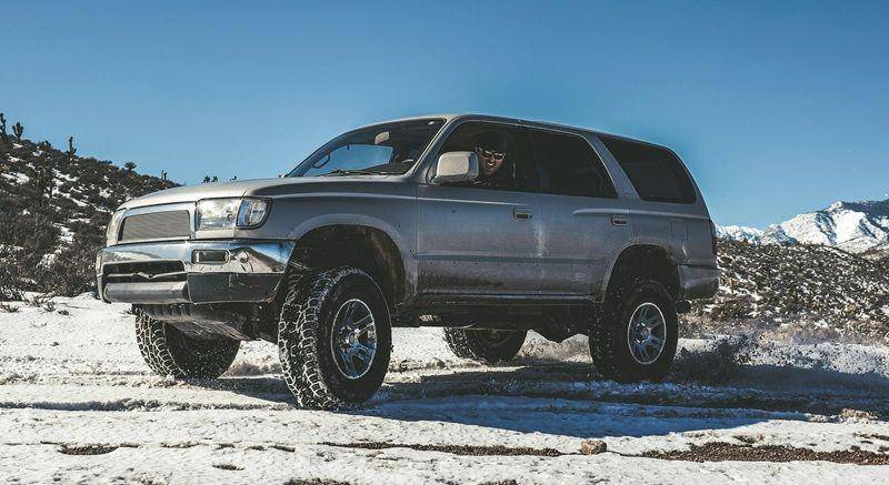 ilustrasi mobil dengan ground clearance tinggi (unsplash.com/Kenny Eliason)