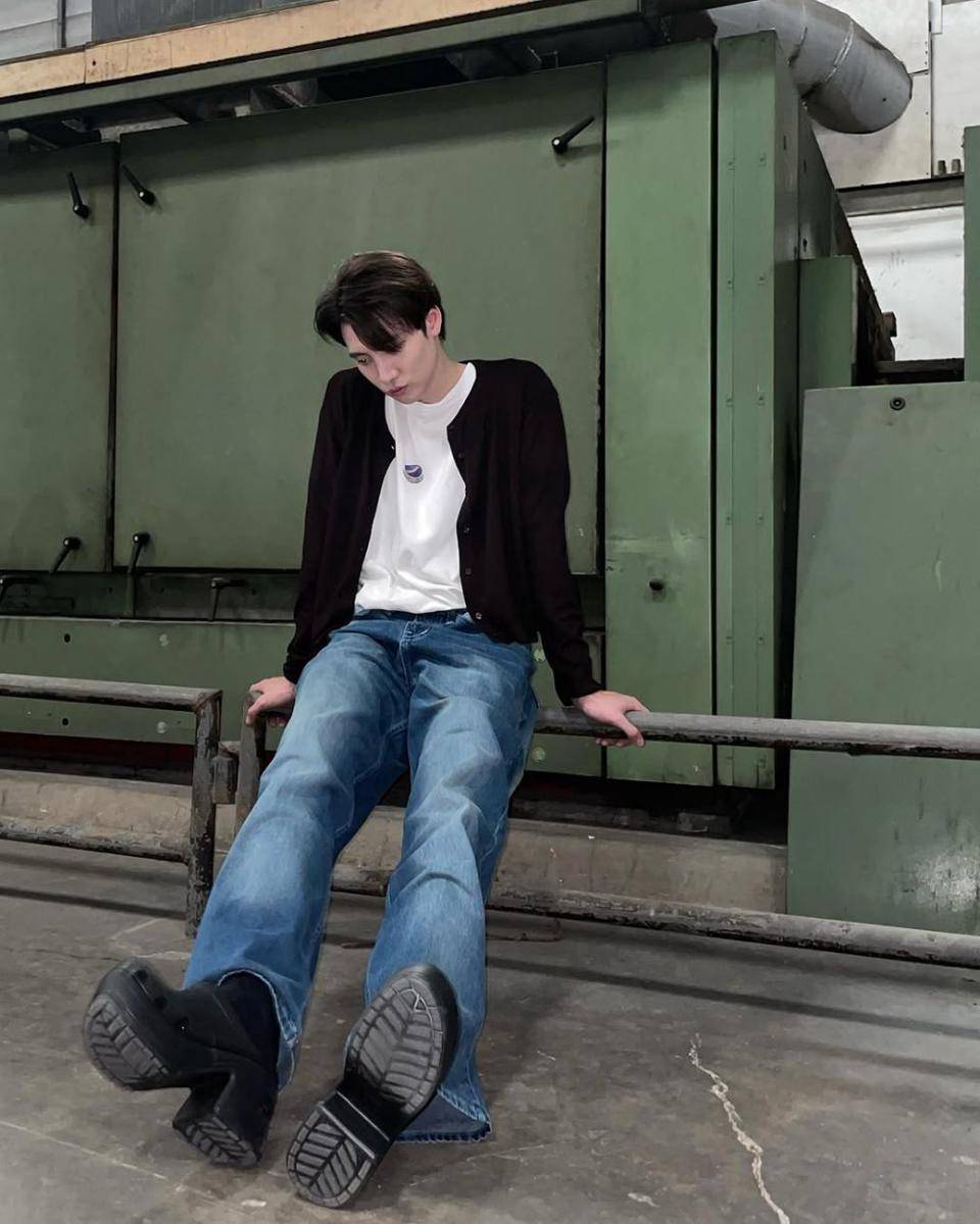 outfit baggy jeans ala Mean Phiravich (Instagram.com/m34nismind)