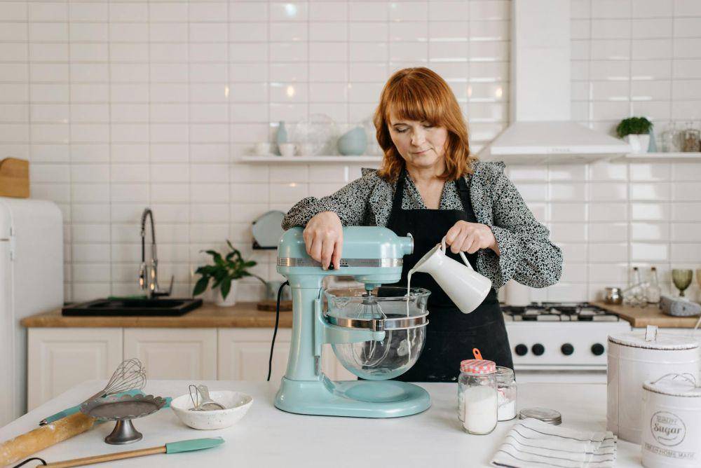 ilustrasi menggunakan stand mixer (pexels.com/@pavel danilyuk)
