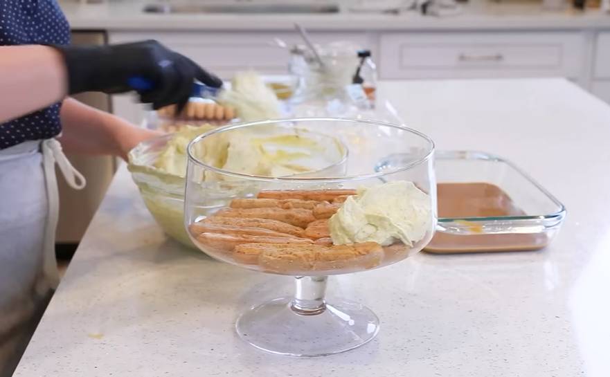 ilustrasi membuat pistachio tiramisu ala Najla Bisyir (YouTube.com/Tatyana's Everyday Food)