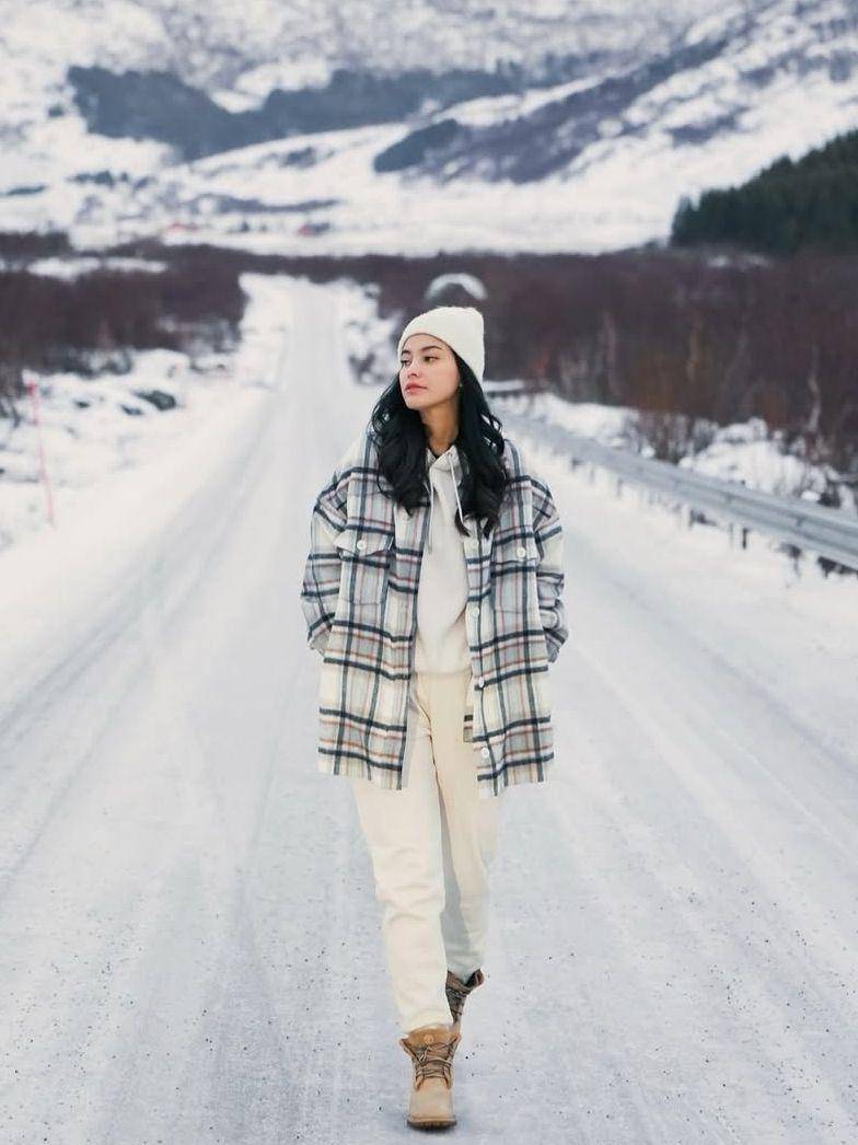 OOTD monokrom Medina Dina (instagram.com/medinadinaaa)