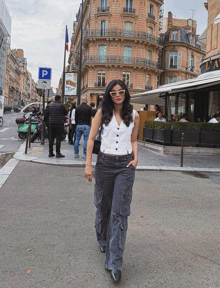 OOTD monokrom Medina Dina (instagram.com/medinadinaaa)