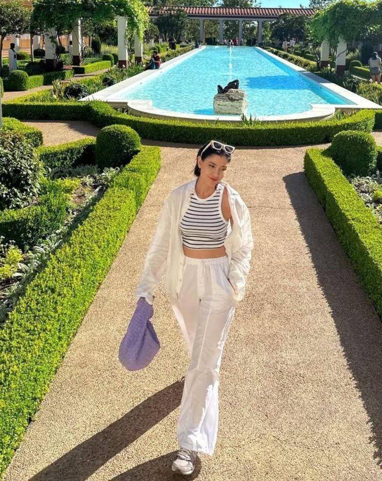 OOTD monokrom Medina Dina (instagram.com/medinadinaaa)