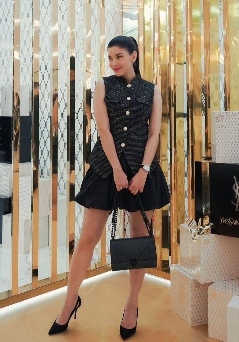 OOTD monokrom Medina Dina (instagram.com/medinadinaaa)