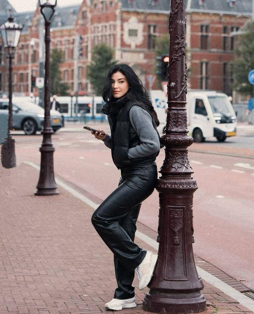 OOTD monokrom Medina Dina (instagram.com/medinadinaaa)