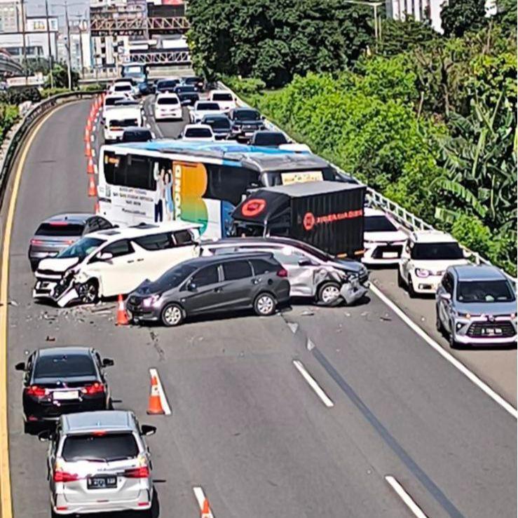 Tabrakan Beruntun di Tol Dalam Kota Libatkan Alphard hingga IONIQ 5