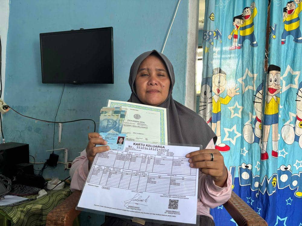 Kemensos bersinergi dengan PT Pos Indonesia (Persero) atau PosIND dalam menyalurkan Bantuan Sosial Atensi Yatim Piatu (Yapi). Kali ini, bansos diberikan kepada para anak yatim, piatu, dan yatim piatu di Kabupaten Banyuwangi, Jawa Timur. (dok. PT Pos Indonesia)