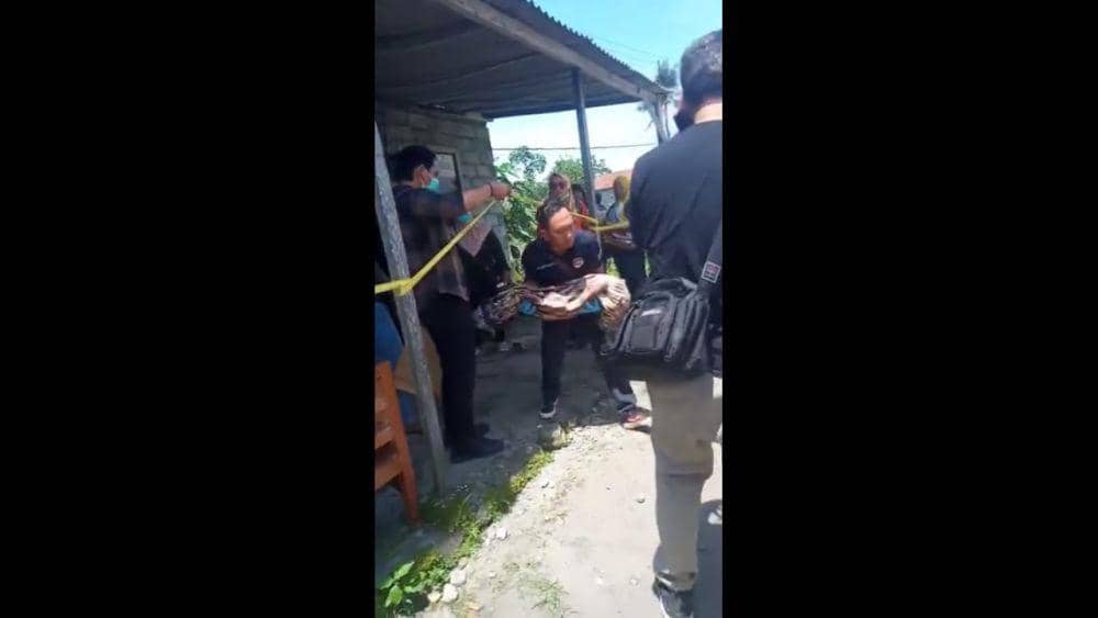 Polisi mengevakuasi jenazah korban. IDN Times/ istimewa