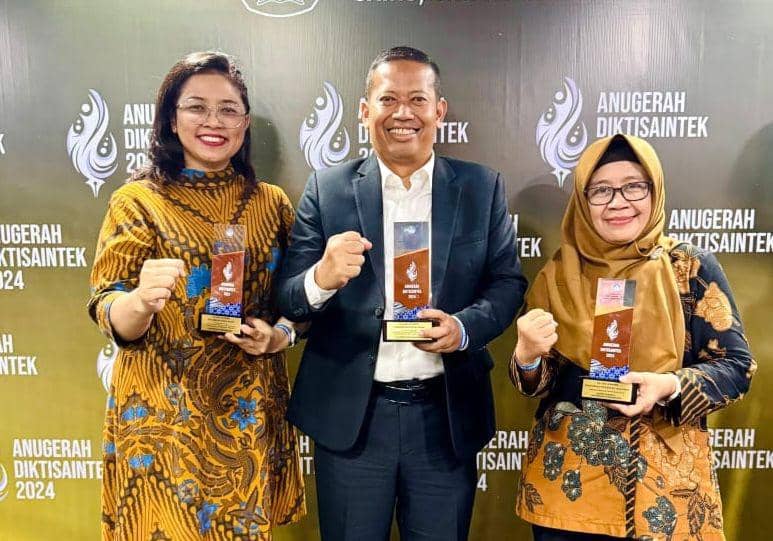 Rektor Undip, Prof Suharnomo menerima penghargaan bergengsi pada ajang Anugerah DIKTI Saintek 2024. (dok. Undip)