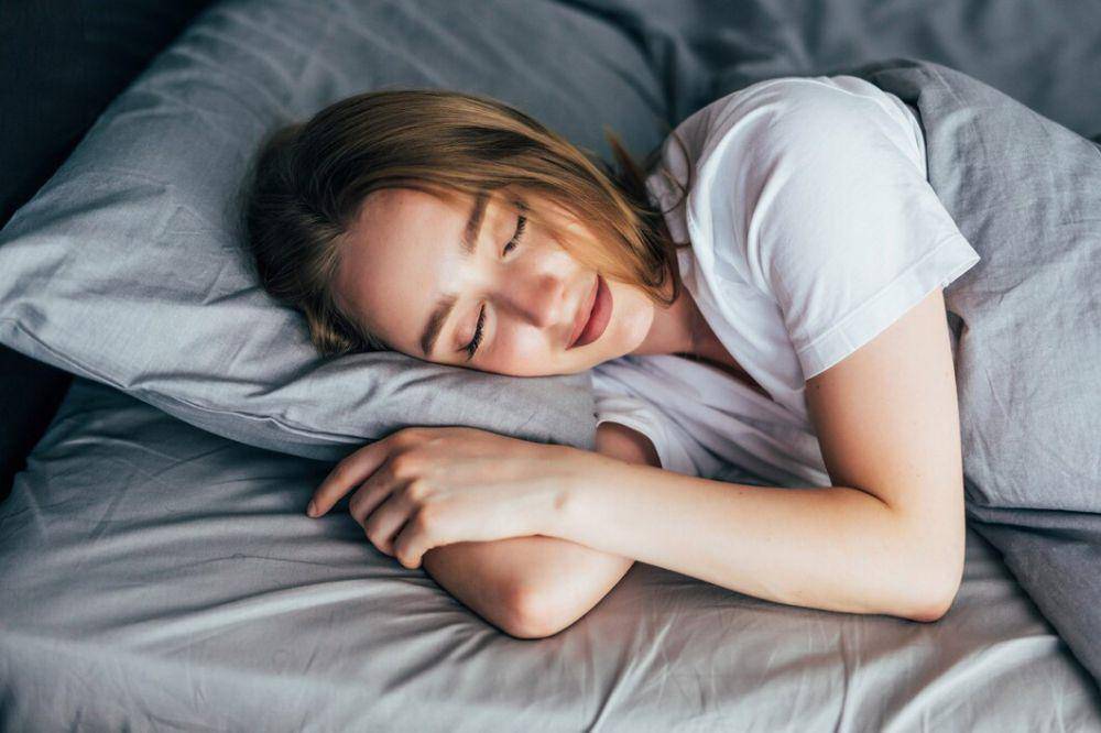 ilustrasi tidur dengan cukup (freepik.com/diana.grytsku)