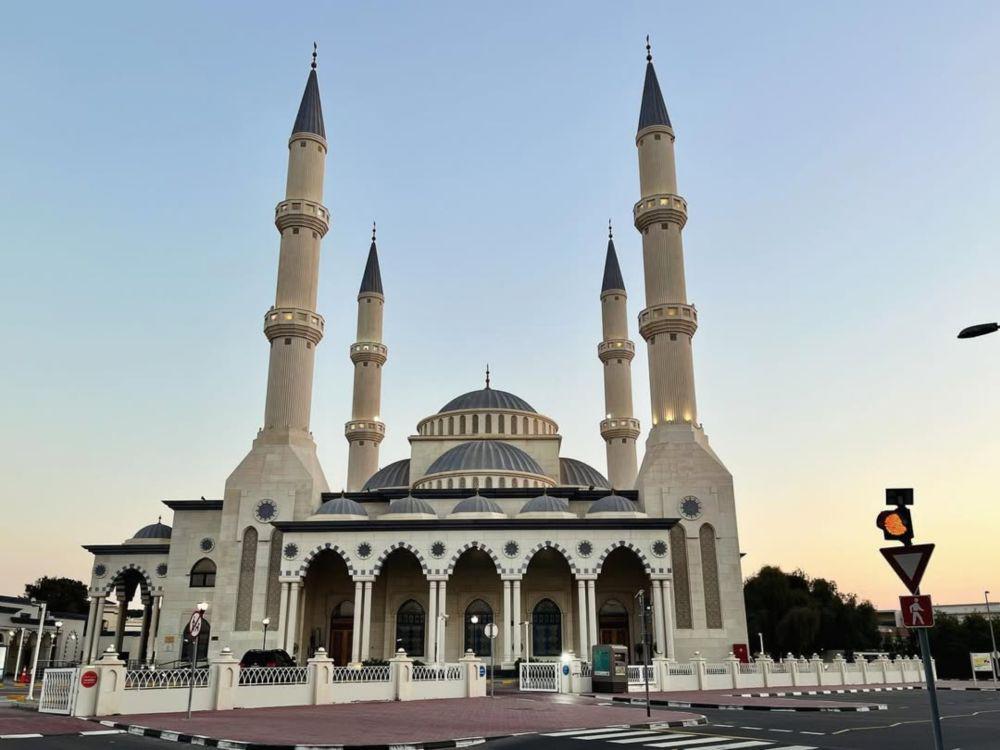5 Fakta Unik Masjid Biru Dubai yang Perlu Kamu Tahu